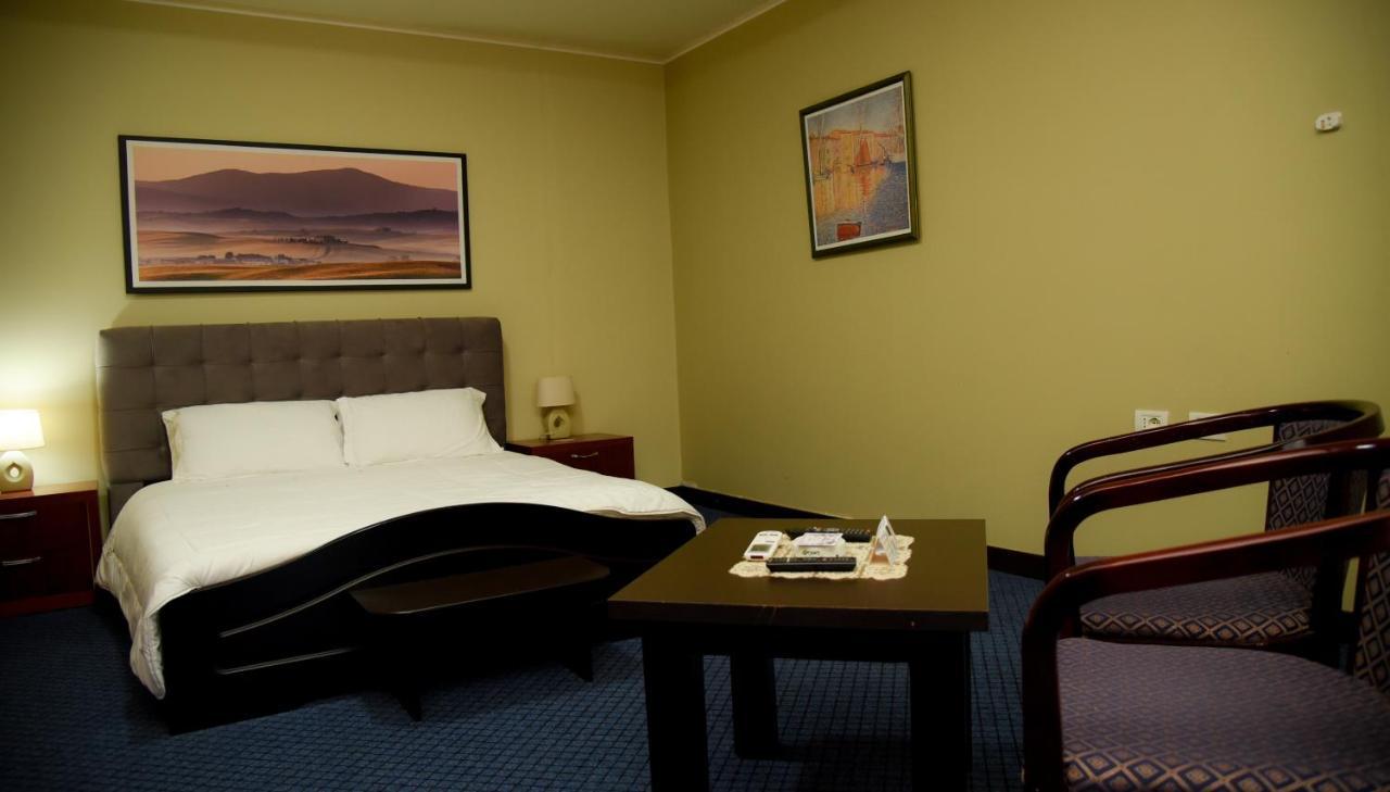 Imperial Hotel Ih 엘바산 외부 사진
