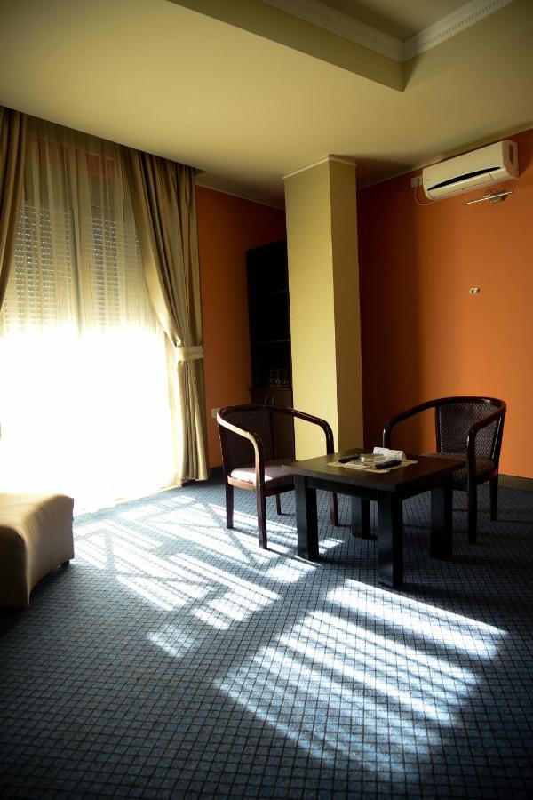 Imperial Hotel Ih 엘바산 외부 사진