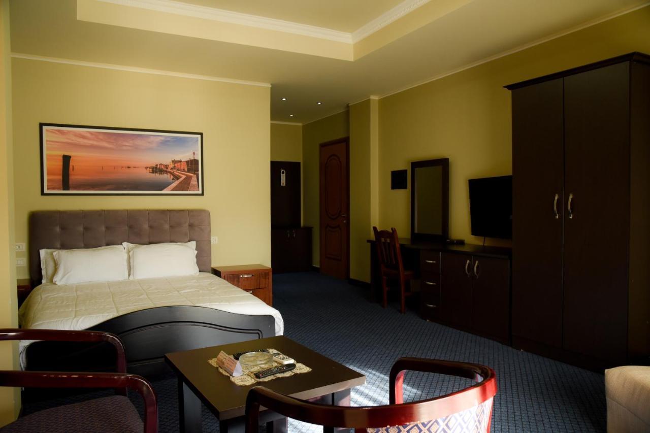 Imperial Hotel Ih 엘바산 외부 사진