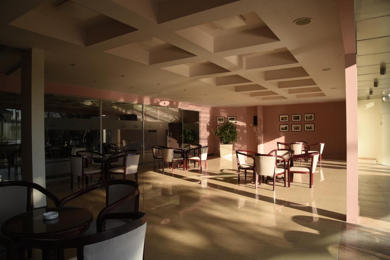 Imperial Hotel Ih 엘바산 외부 사진